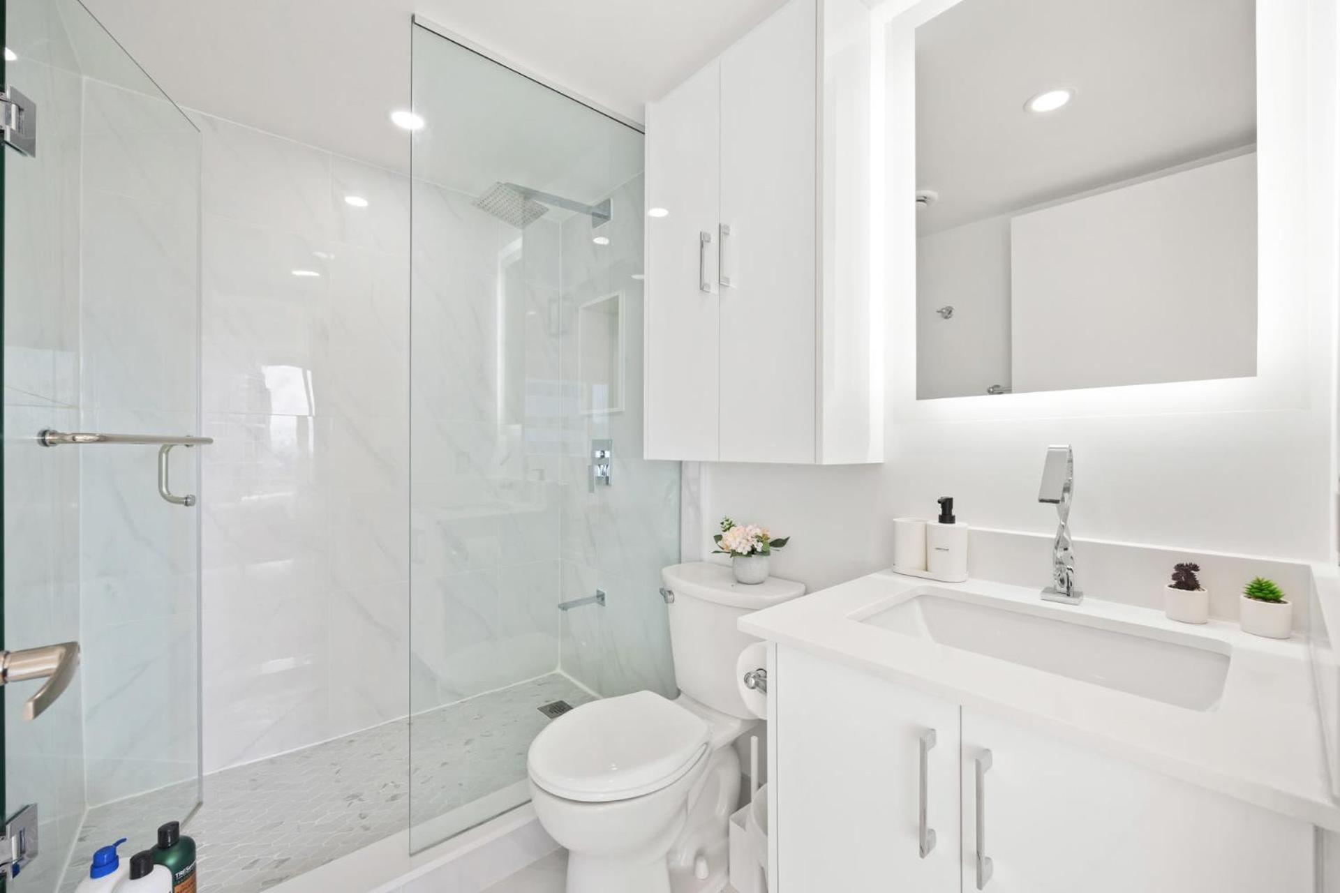 טורונטו Modern 2-Bedroom Condo W Floor To Ceiling Windows מראה חיצוני תמונה