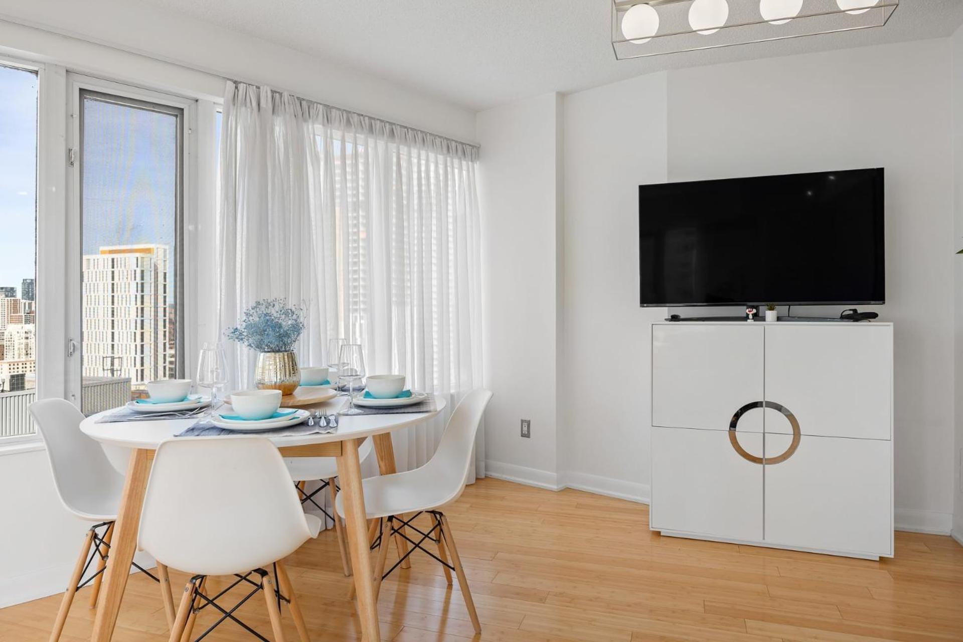 טורונטו Modern 2-Bedroom Condo W Floor To Ceiling Windows מראה חיצוני תמונה